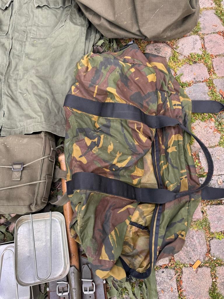 Diverse militaire uitrusting en legerspullen, Verzamelen, Militaria | Algemeen, Ophalen of Verzenden, Overige soorten, Overige gebieden