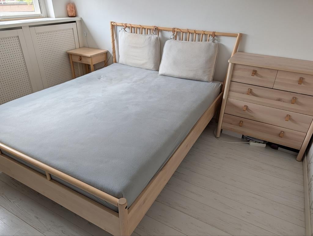 IKEA BJÖRKSNÄS Bedframe met 2x LÖNSET lattenbodems, Huis en Inrichting, Ophalen, Beige, Tweepersoons, Scandinavisch