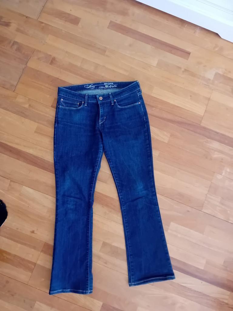 Levis demi curve maat 30-32, Ophalen of Verzenden, Zo goed als nieuw, Blauw, W30 - W32 (confectie 38/40)
