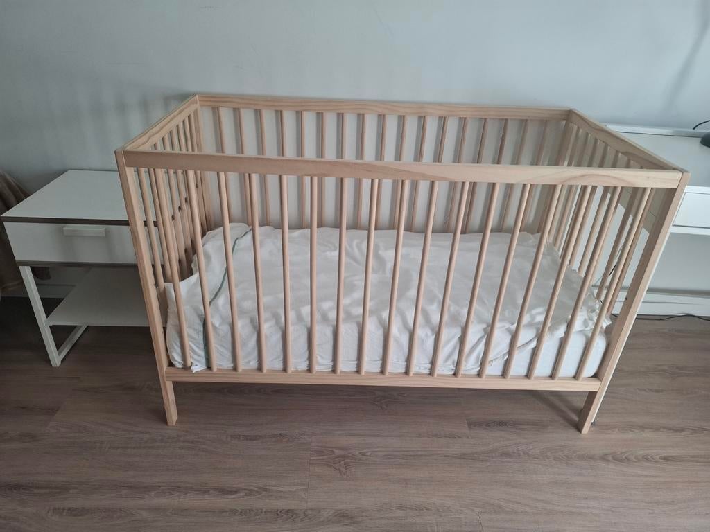 Houten kinderbedje met matras en dekbed, Ophalen of Verzenden, Zo goed als nieuw, Ledikant