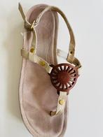Te koop: leren sandalen, UGGs, beige, maat 40, Kleding | Dames, Schoenen, Ophalen of Verzenden, Zo goed als nieuw, Beige