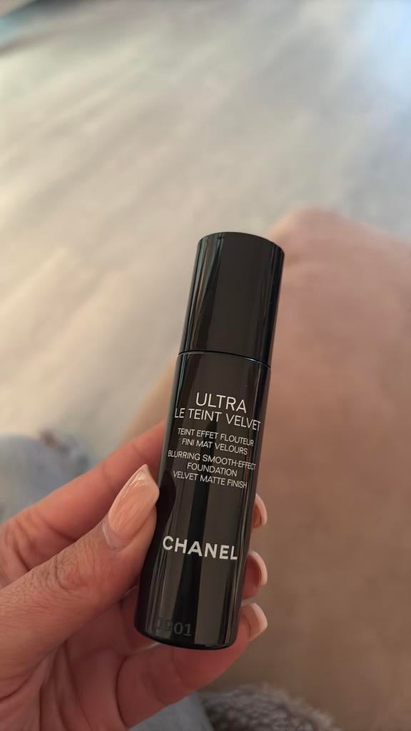 Chanel ultra le teint velvet foundation nieuw 20ml, Ophalen of Verzenden, Zo goed als nieuw, Beige, Gehele gezicht