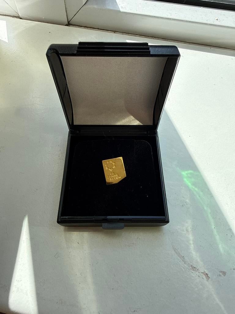 25 jaar insigne De Zonnebloem, Sieraden, Tassen en Uiterlijk, Broches, Overige materialen, Gebruikt, Minder dan 4 cm, Ophalen of Verzenden