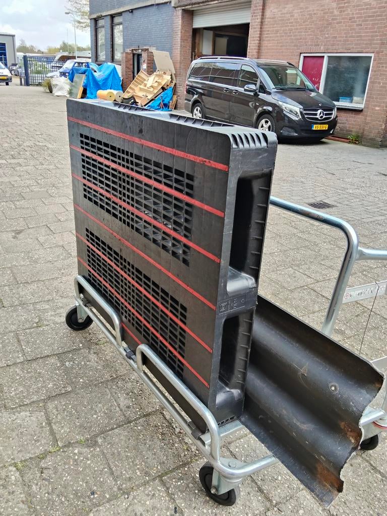 Kunststof pallets, Ophalen