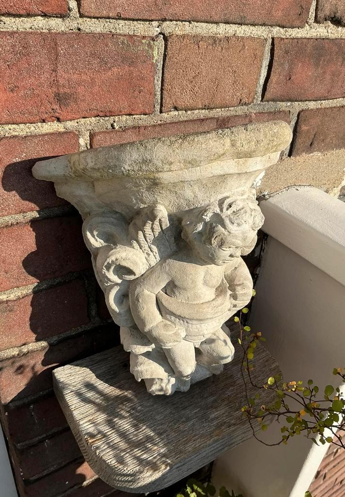 Betonnen console engeltje. Ongeveer 22 cm hoog. Zwaar. Engel, Tuin en Terras, Tuinbeelden, Zo goed als nieuw, Ophalen of Verzenden