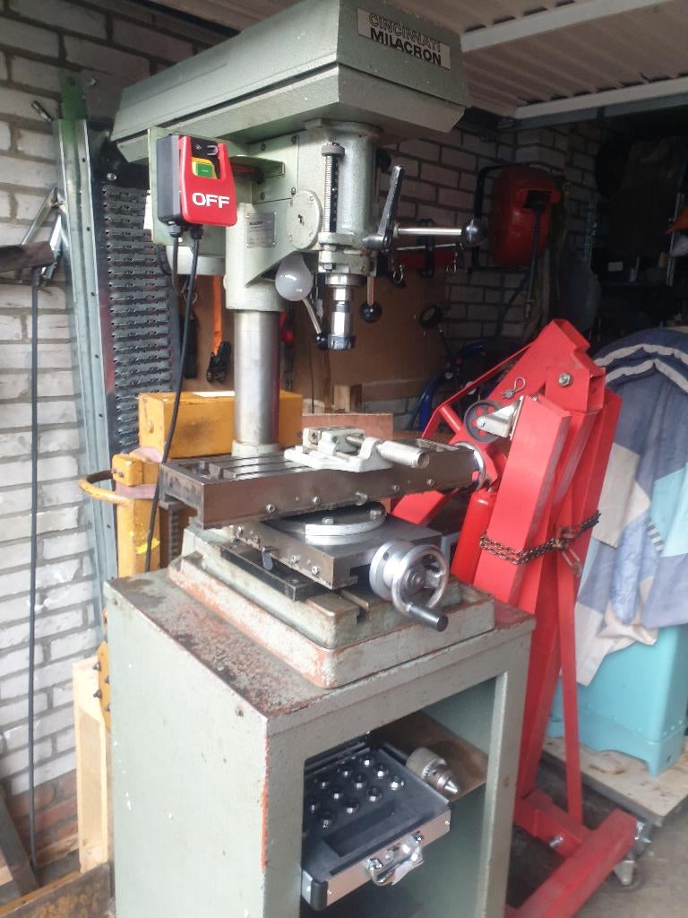 CINCINNATI MILACRON BOOR/FREESMACHINE, Ophalen, Zo goed als nieuw, Metaaldraaibank