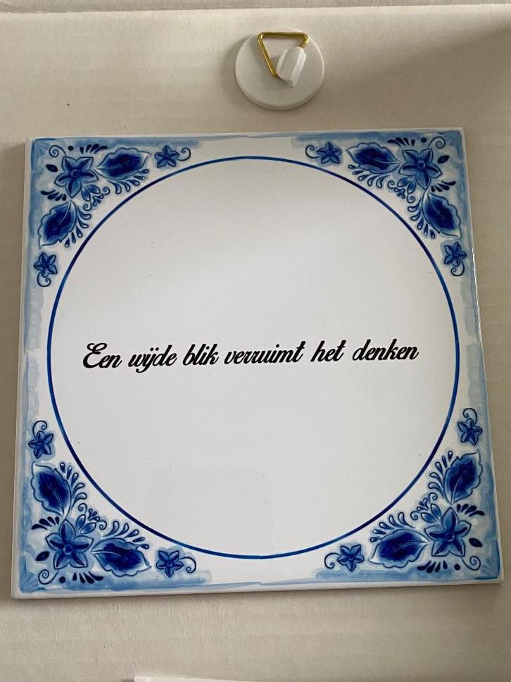 Tegel blauw tekst Een wijde blik verruimt het denken, Huis en Inrichting, Woonaccessoires | Tekstborden en Spreuken, Nieuw, Ophalen of Verzenden