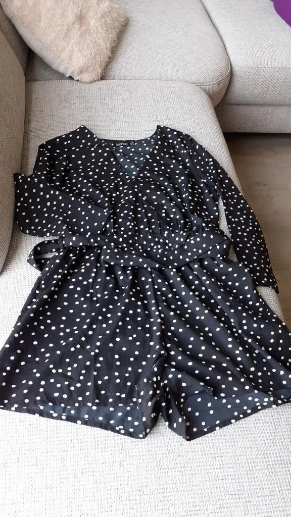 Boohoo playsuit zwart met witte stippen maat M, Kleding | Dames, Maat 38/40 (M), Ophalen of Verzenden, Zo goed als nieuw, Boohoo