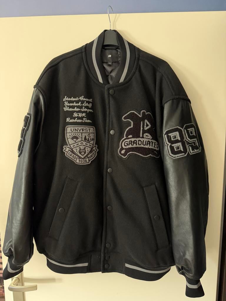 H&M varsity jack met patches, maat L, Ophalen of Verzenden, Nieuw, Maat 52/54 (L), Zwart