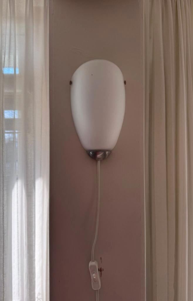 Set van 2 moderne wandlampen met wit glazen kap, Huis en Inrichting, Woonaccessoires | Overige, Gebruikt, Ophalen of Verzenden