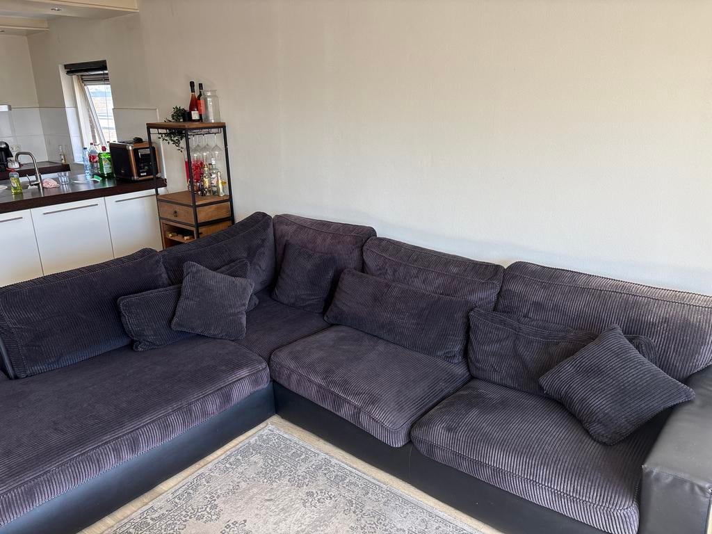 Grote Hoekbank met ribstof in zwart gratiisss, Huis en Inrichting, Banken | Bankstellen, Hoekbank, 300 cm of meer, Ophalen of Verzenden