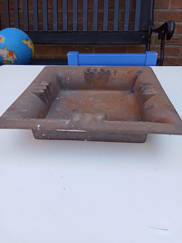 Antieke gietijzeren asbak "GLOBE TEGELEN", Antiek en Kunst, Ophalen of Verzenden