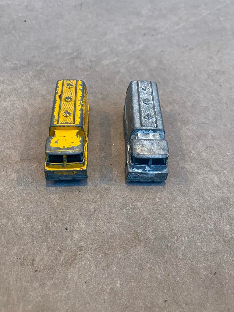 Twee oude Husky tankwagens, Ophalen of Verzenden, Gebruikt, Bus of Vrachtwagen