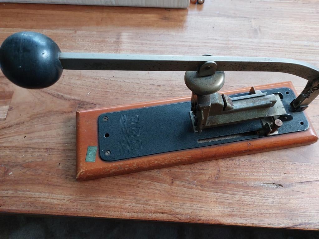 Oude nietmachine, Ophalen