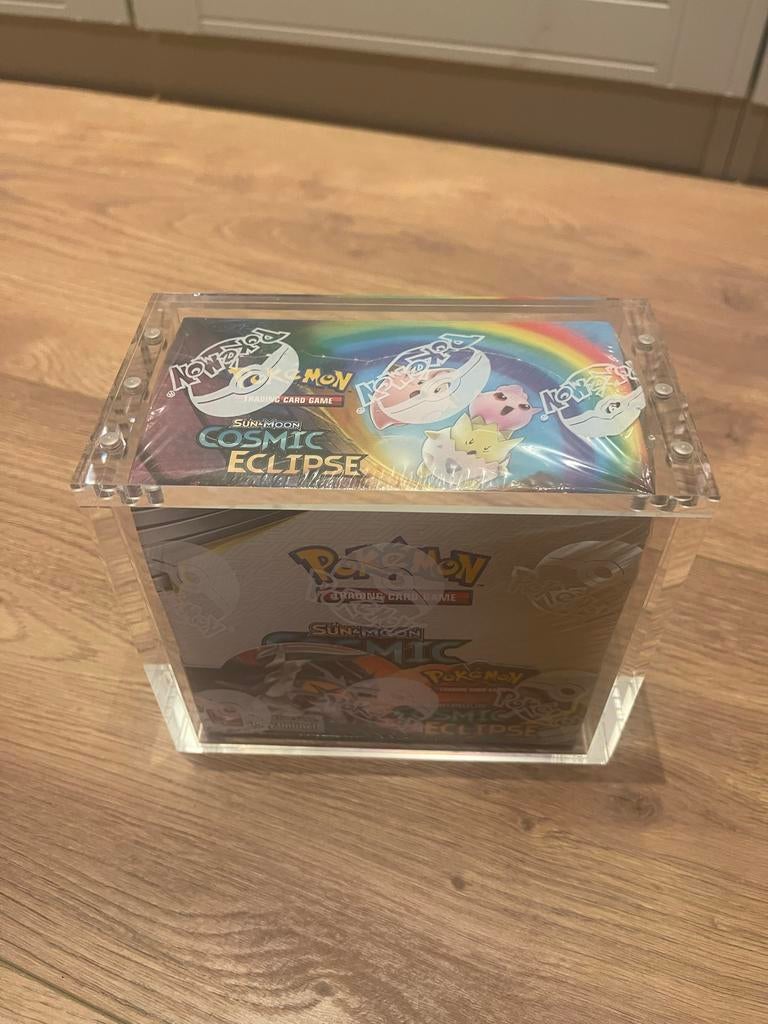Pokémon Cosmic Eclipse Boosterbox met Acryl Case, Hobby en Vrije tijd, Verzamelkaartspellen | Pokémon, Ophalen of Verzenden, Nieuw