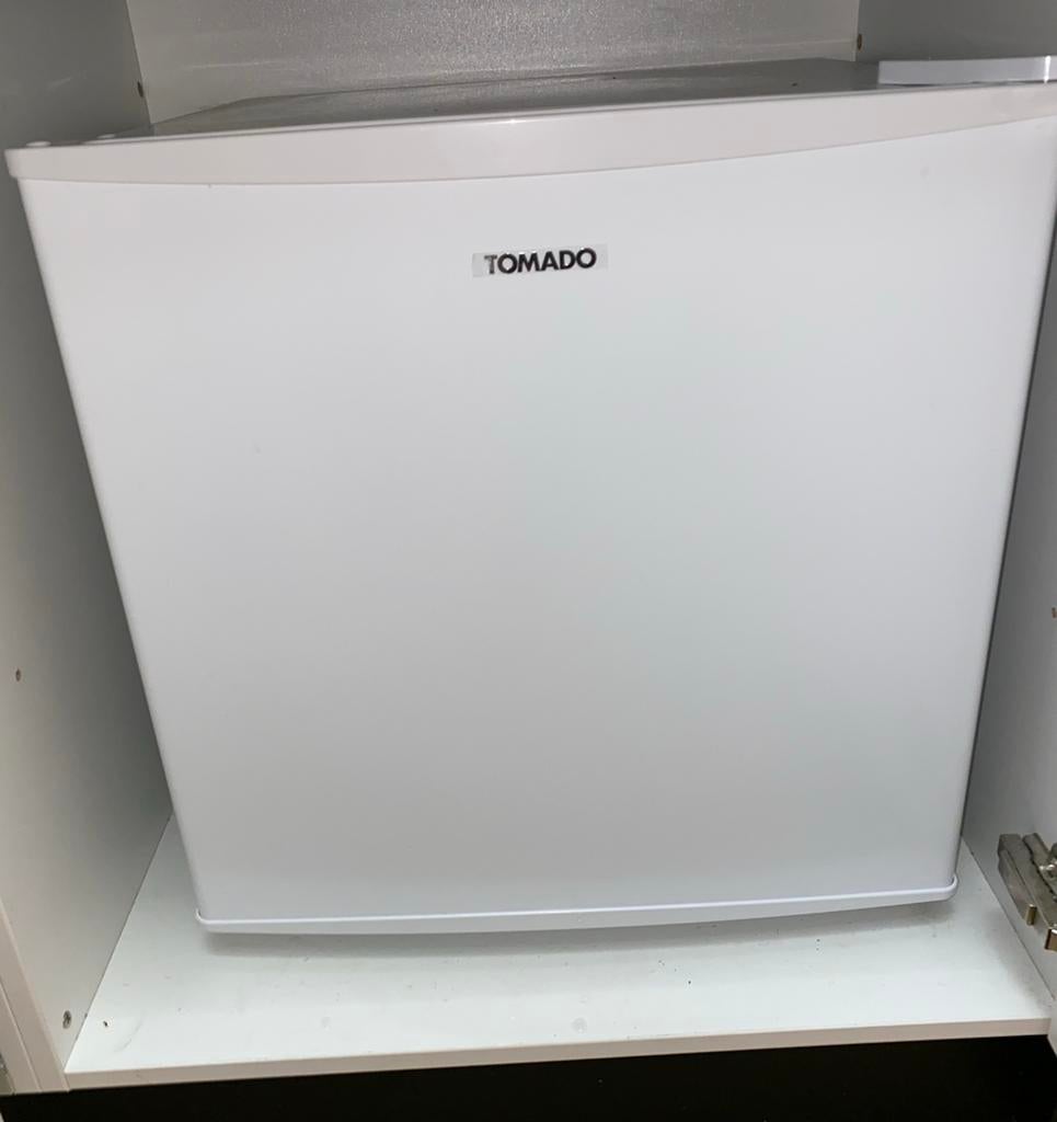 Tomado TFM4402W mini vriezer met bon, Witgoed en Apparatuur, Vriezers en Diepvrieskisten, Gebruikt, Minder dan 85 cm, Minder dan 60 cm