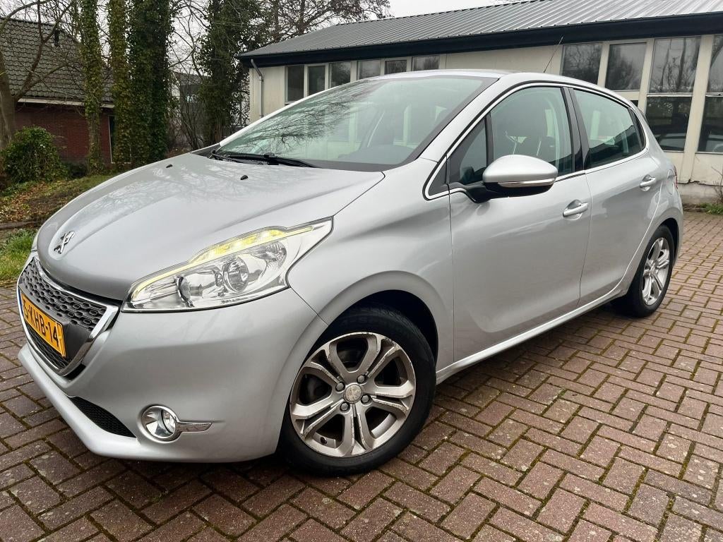 Peugeot 208 panorama 1.2 VTI 5-D 2013 Grijs, Auto's, Peugeot, Voorwielaandrijving, Euro 5, 31 €/maand, 1199 cc