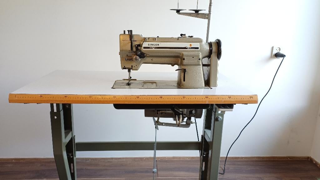 Professionele Singer 211U566A Industriële Naaimachine, Hobby en Vrije tijd, Naaimachines en Toebehoren, Ophalen, Gebruikt, Singer