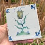Zeer fraaie polychrome tulp tegel - 17e eeuw, Antiek en Kunst, Antiek | Wandborden en Tegels, Ophalen of Verzenden