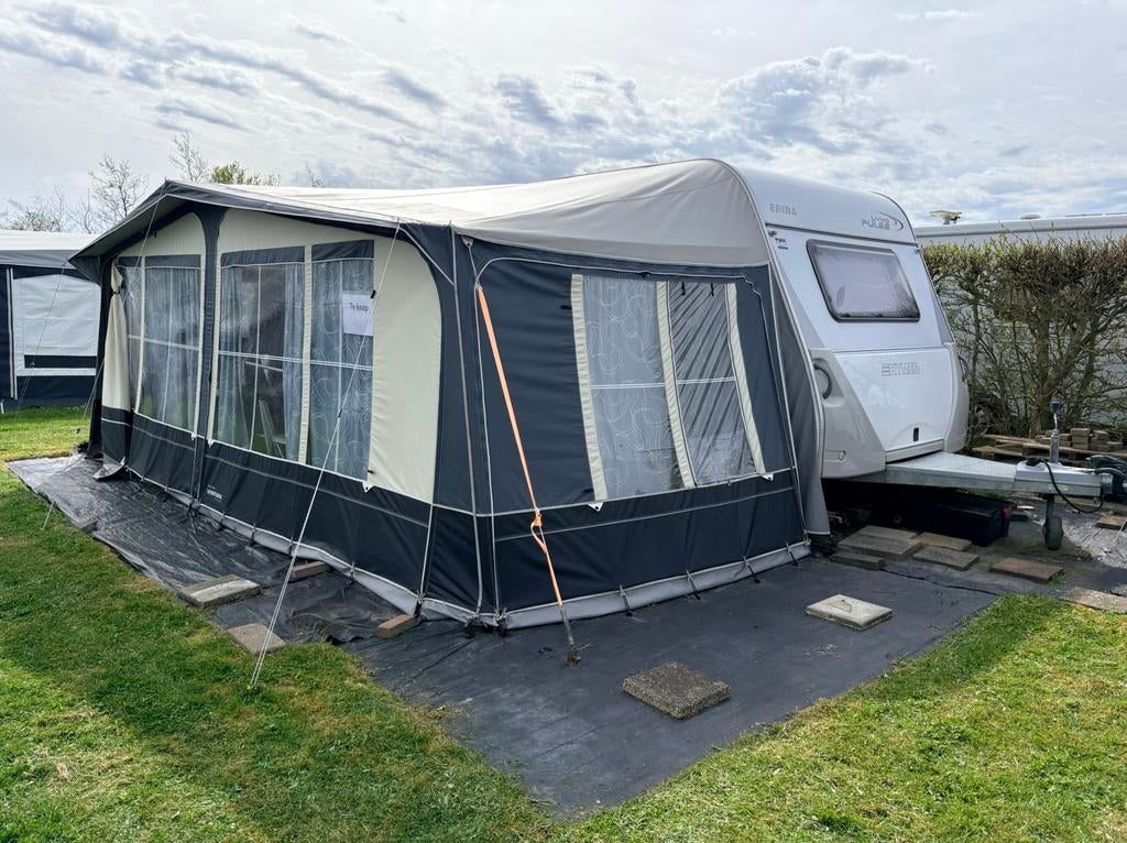 caravan Eriba living Pulse 532 & seizoensplaats, Caravans en Kamperen, 2 aparte bedden, Rondzit, 5 tot 6 meter, Eriba