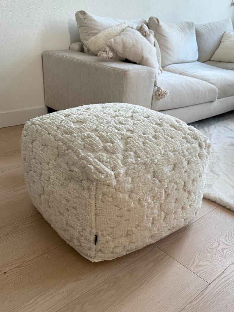 Poef Loods 5 - gebroken wit van kleur, Huis en Inrichting, Banken | Voetenbanken en Poefen, Ophalen, Zo goed als nieuw, Stof, 50 tot 75 cm