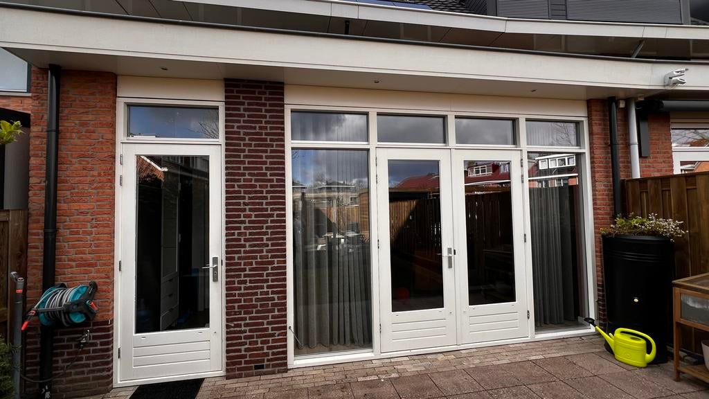 Houten kozijn met dubbele openslaande deuren en buitendeur, Ophalen, Gebruikt, Deurkozijn, Inclusief glas