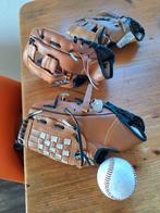 Drie honkbalhandschoenen met bal., Ophalen of Verzenden, Zo goed als nieuw, Honkbal, Handschoen