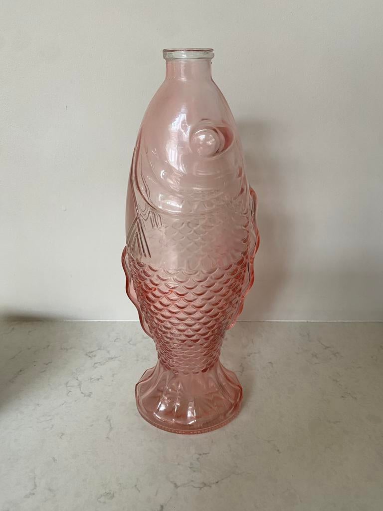 Glazen waterkaraf zalmroze in visvorm, Ophalen, Zo goed als nieuw, Glas, Glas of Glazen