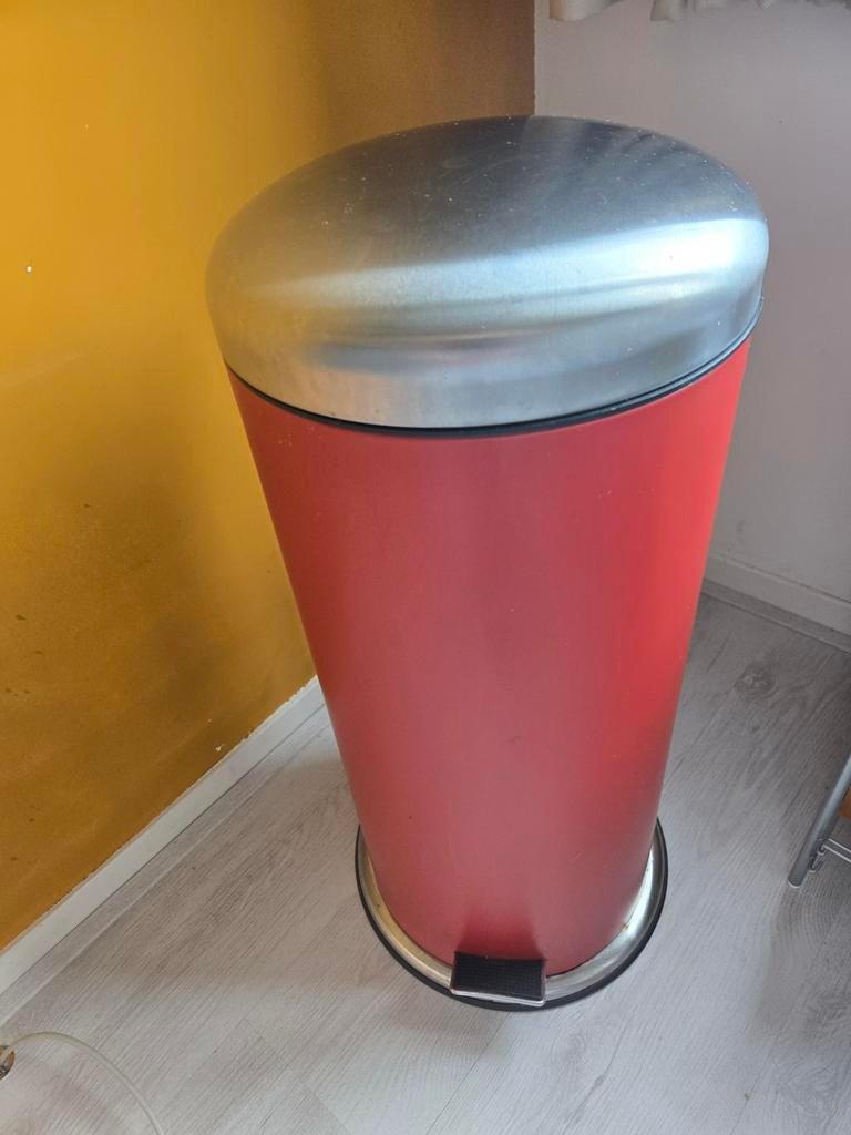 Ikea Mjösa prullenbak rood, Ophalen, Gebruikt, Met pedaal, 50 tot 75 cm