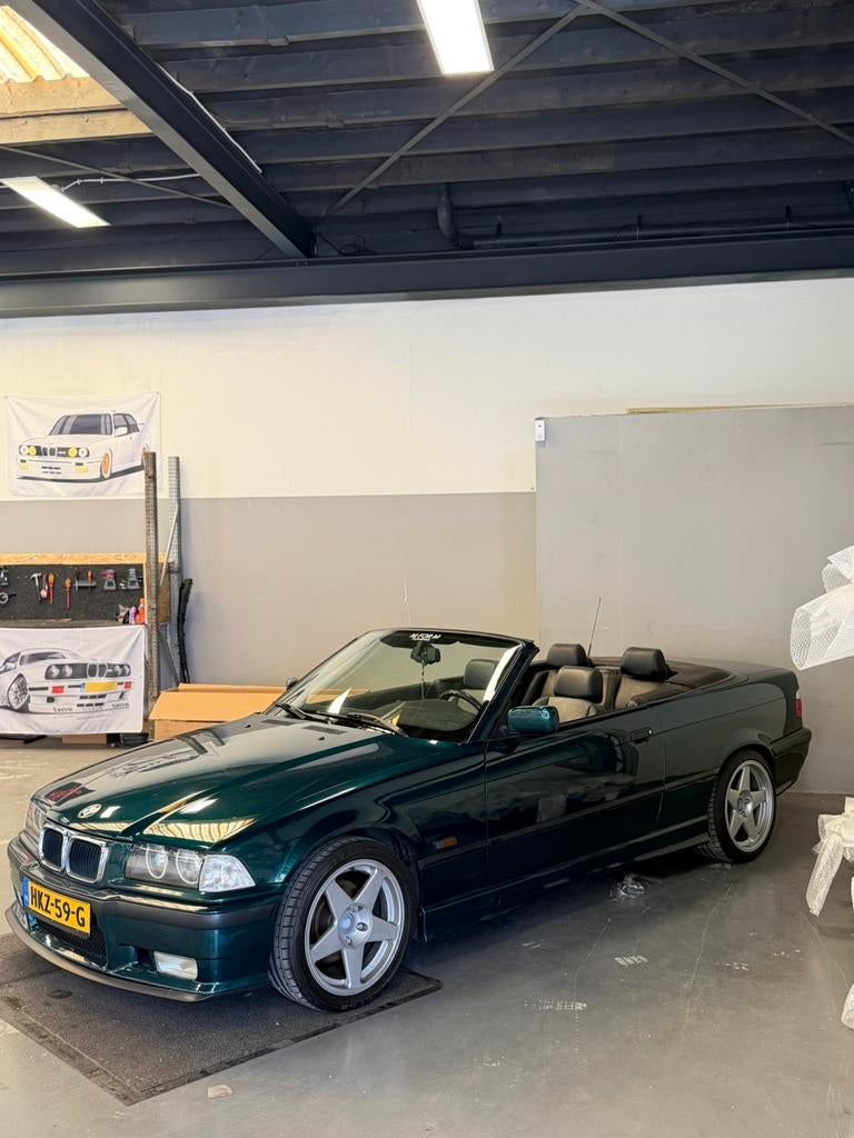 BMW 318i E36 – Nette staat / rijdt top / APK, Auto's, BMW, Zwart, Cabriolet, 4 stoelen, 1796 cc