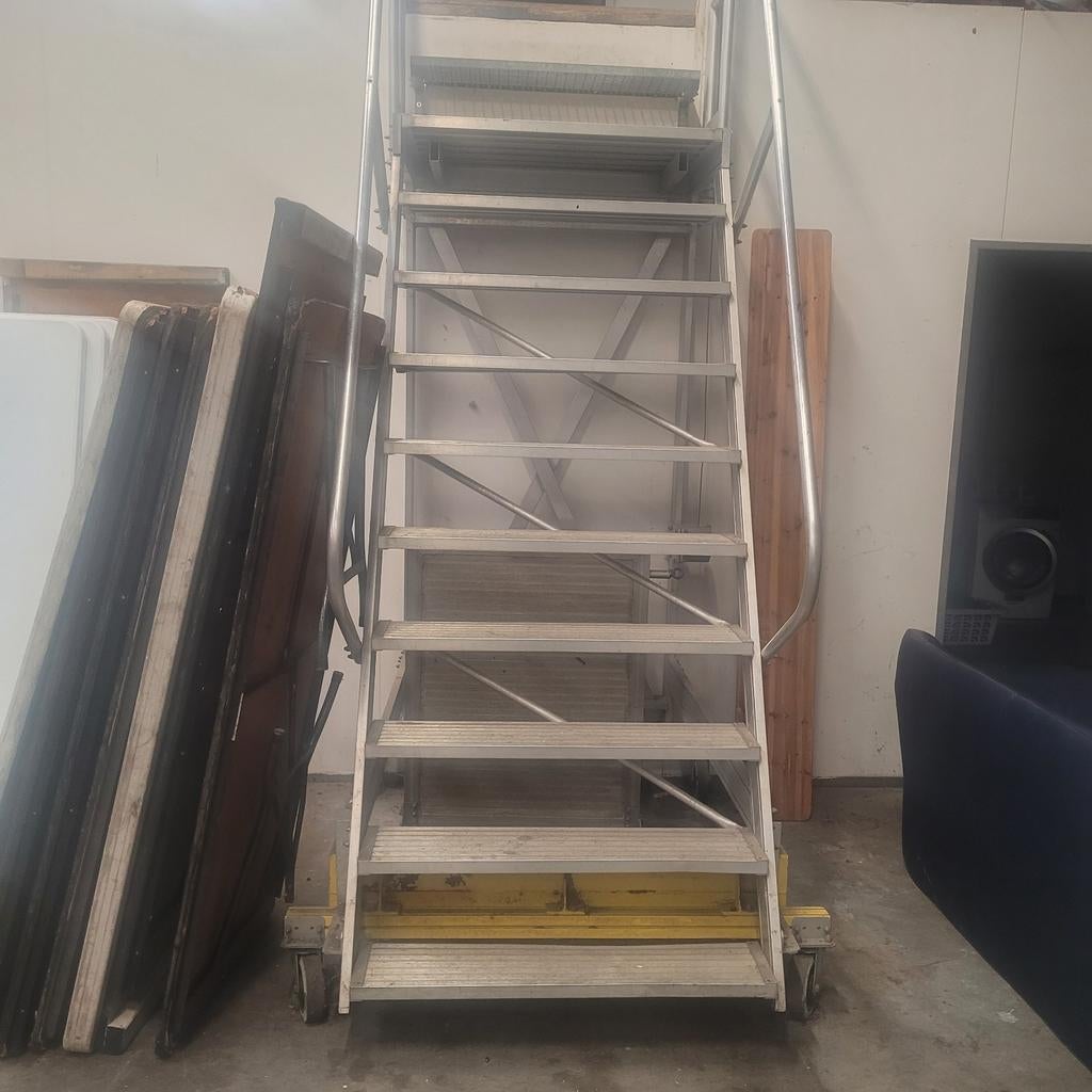 Gunzburger (Munk Group) Stalen Platformtrap - 9 Treden, Doe-het-zelf en Verbouw, Ladders en Trappen, Ophalen, Gebruikt, Trap, 2 tot 4 meter