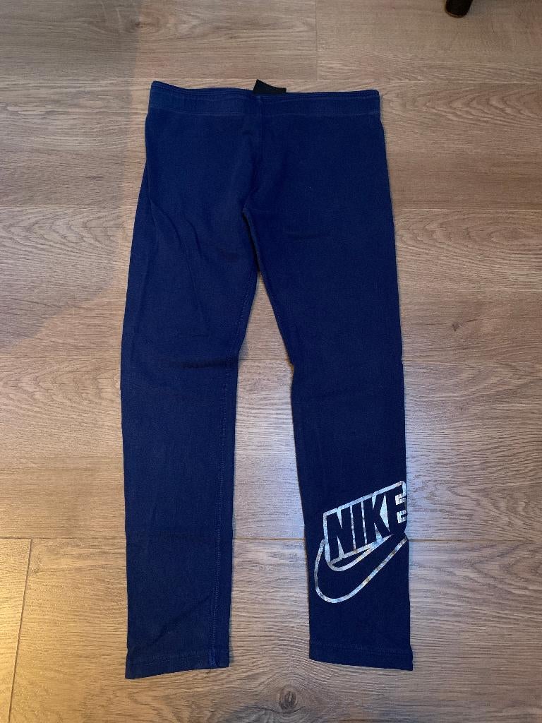 Donkerblauwe sport legging Nike maat 128 - 137, Kinderen en Baby's, Kinderkleding | Maat 128, Gebruikt, Meisje, Sport- of Zwemkleding
