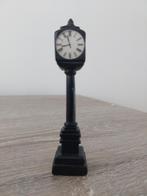 Kerstdorp: Miniatuur Straatklok - Decoratief Klokje, Diversen, Kerst, Ophalen of Verzenden, Zo goed als nieuw