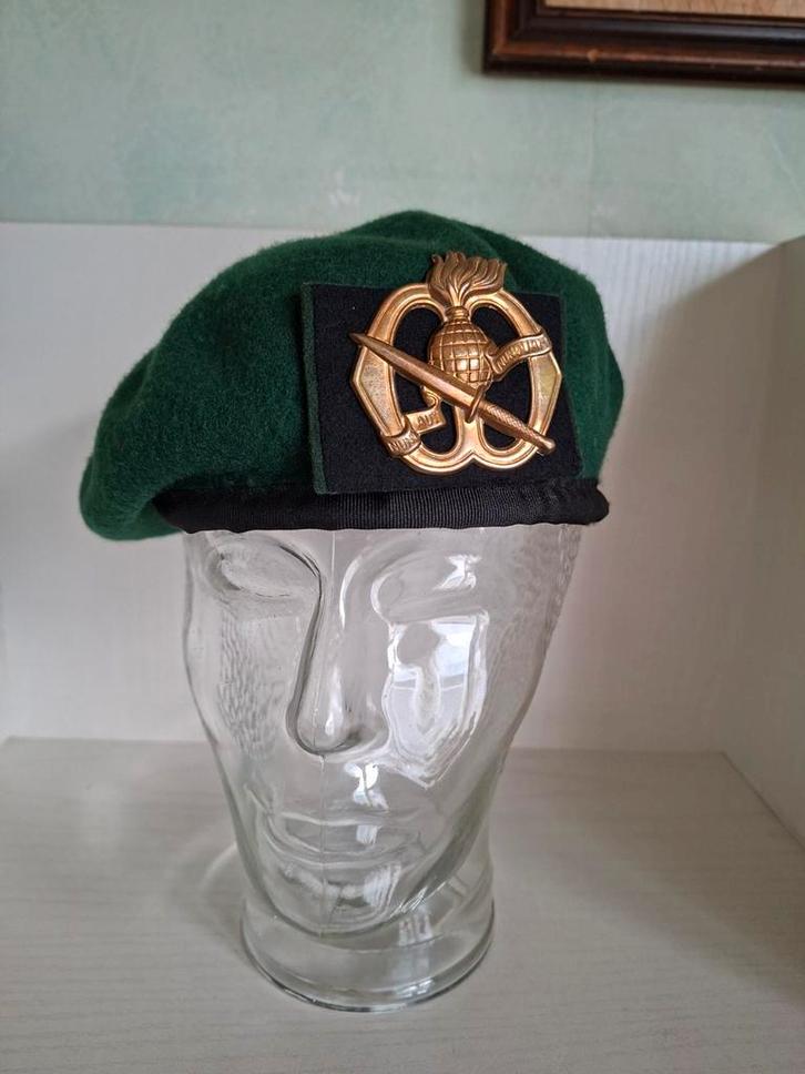 Groene baret compleet met embleem/ Korps Commando Troepen, Verzamelen, Militaria | Algemeen, Landmacht, Embleem of Badge, Nederland