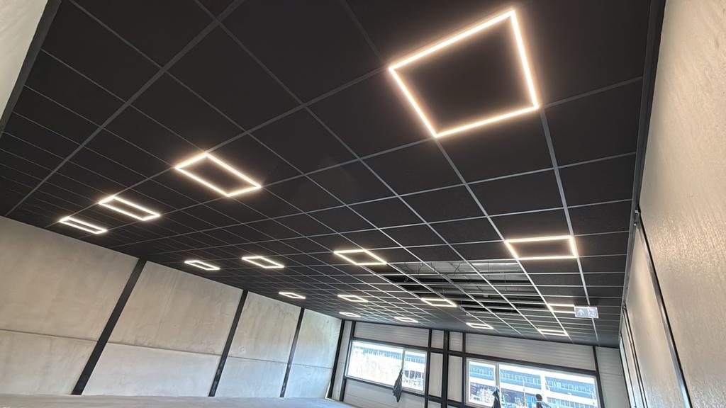 Moderne systeemplafond met geïntegreerde LED verlichting, Doe-het-zelf en Verbouw, Platen en Panelen, Ophalen of Verzenden, Zo goed als nieuw