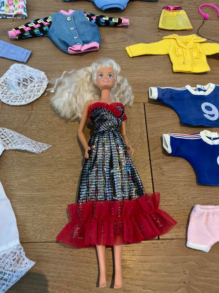 Vintage barbie+veel assesoires, Verzamelen, Poppen, Ophalen, Zo goed als nieuw, Kleertjes