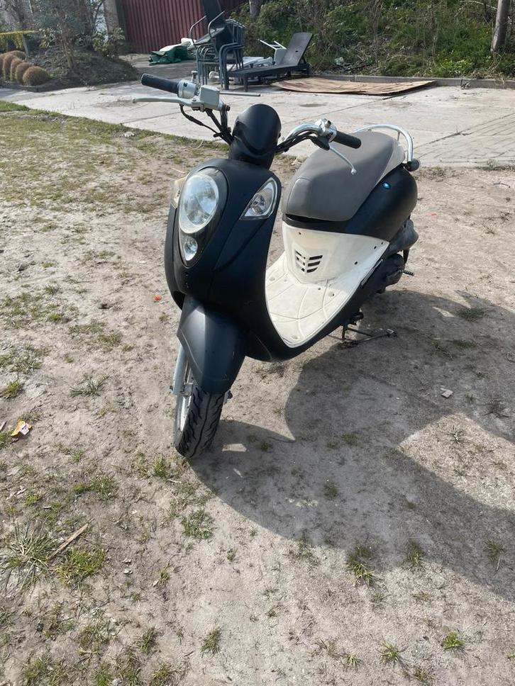 SYM Mio 50 4T Wit/Zwart., Fietsen en Brommers, Scooters | SYM, Gebruikt, Mio, Benzine, Ophalen of Verzenden