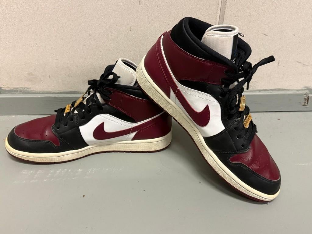 Air Jordan 1 Mid SE Gold Pendants – Maat 44, Kleding | Heren, Schoenen, Overige kleuren, Verzenden, Air Jordan, Sneakers of Gympen