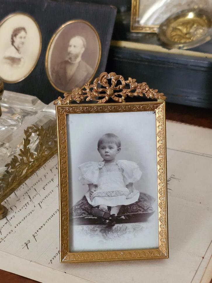 Antiek fotolijstje met strik, guirlande + sierrand fotolijst, Audio, Tv en Foto, Fotografie | Fotolijsten, Ophalen of Verzenden