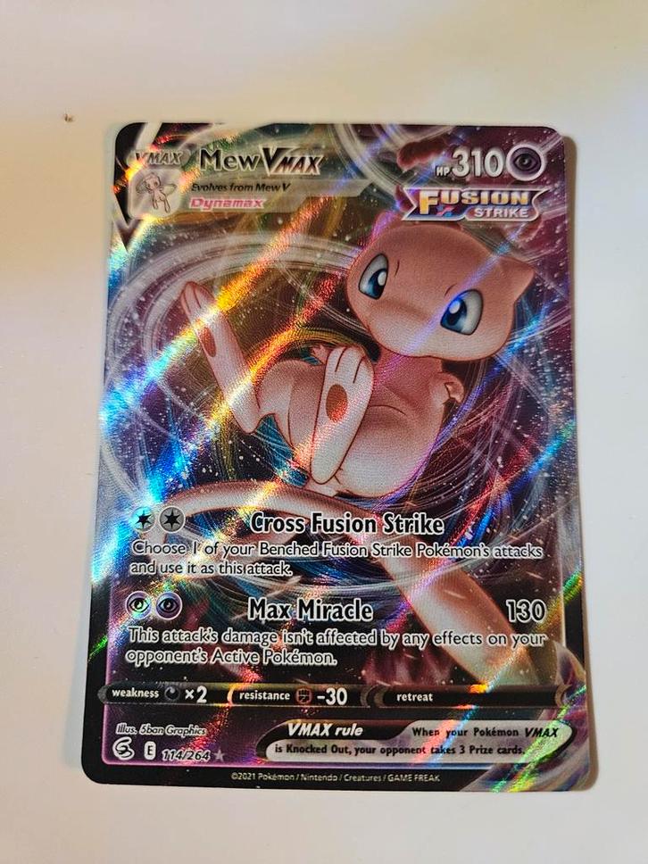 Mew VMAX - Fushion Strike, Hobby en Vrije tijd, Verzamelkaartspellen | Pokémon, Zo goed als nieuw, Losse kaart, Foil, Verzenden
