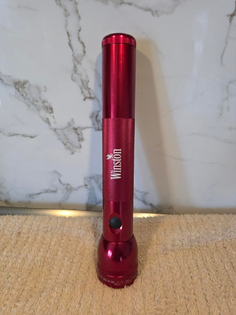 Maglite zaklamp Winston editie rood, Caravans en Kamperen, Zaklampen, Ophalen of Verzenden, Zo goed als nieuw, Batterij