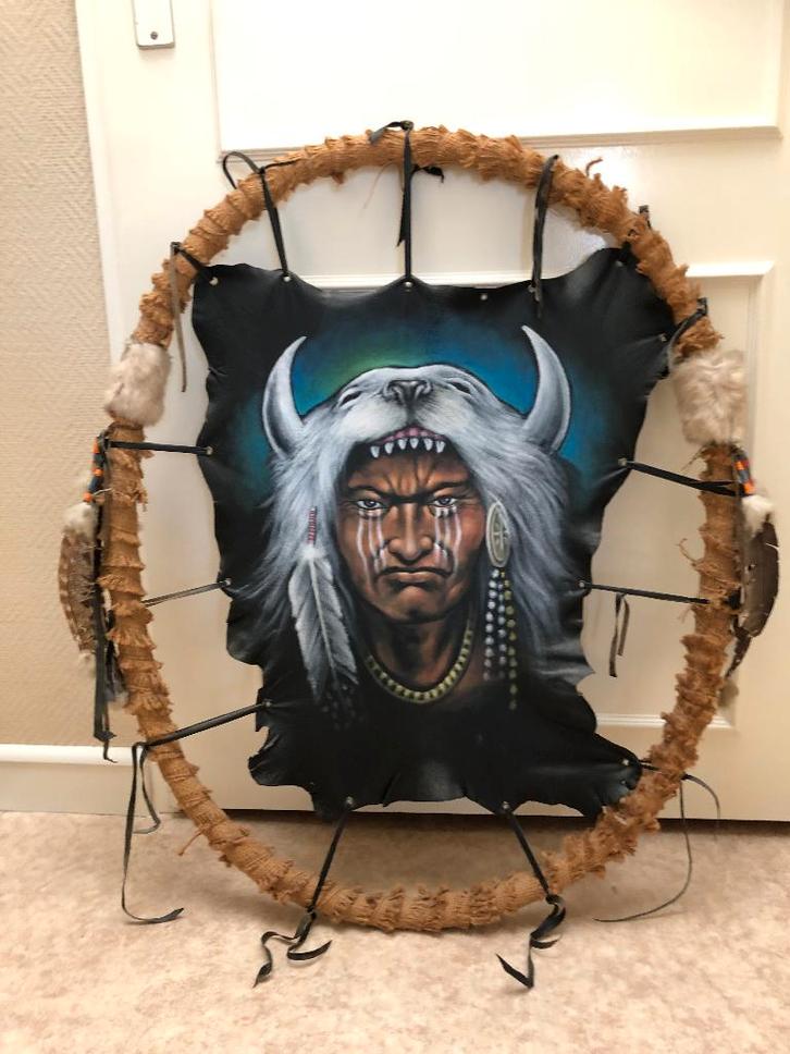 Indianenhoofd - paintbrush schildering op leer in hoepel, Huis en Inrichting, Woonaccessoires | Schilderijen, Tekeningen en Foto's