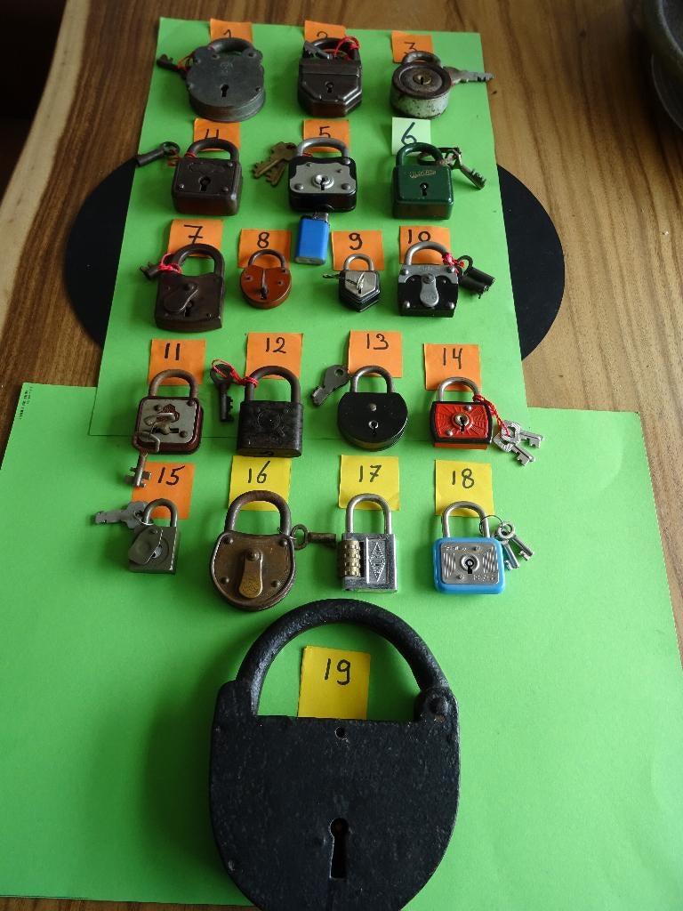 19 OUDE ANTIEKE HANGSLOTEN HANGSLOT SLOT KIST SLOTEN SLEUTEL, Ophalen of Verzenden