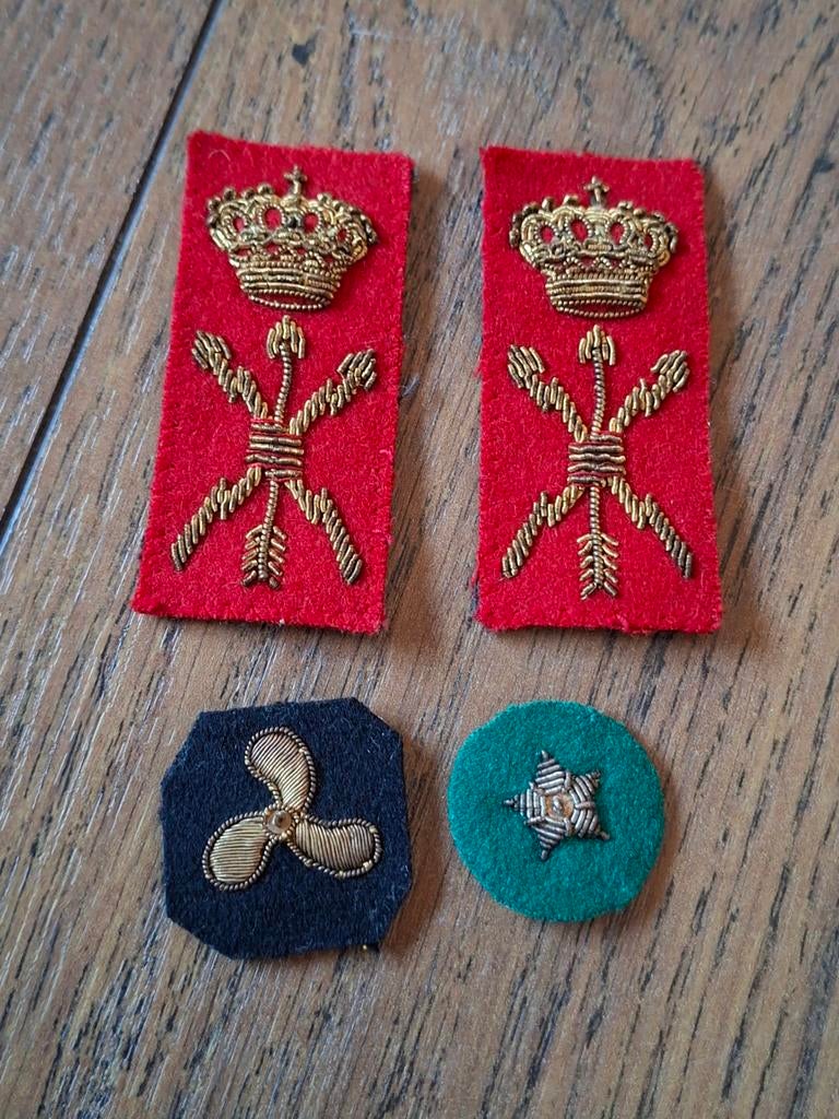 Setje oude geborduurde emblemen, Verzamelen, Ophalen of Verzenden, Landmacht, Embleem of Badge