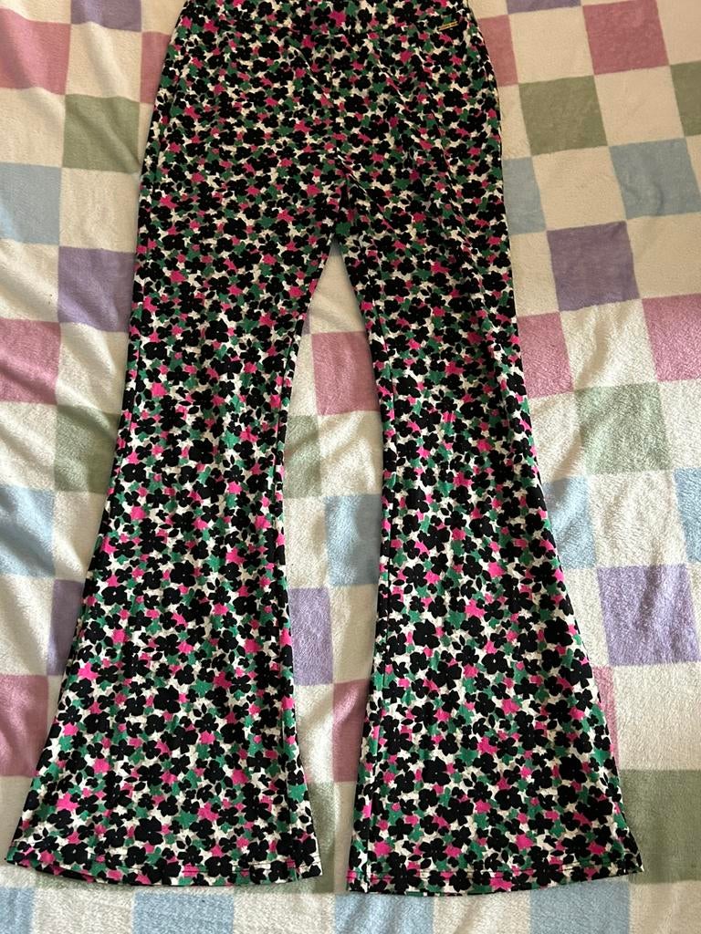 Colourful Rebel flared pants vrolijke bloem, maat L, Kleding | Dames, Broeken en Pantalons, Ophalen of Verzenden, Nieuw, Maat 42/44 (L)