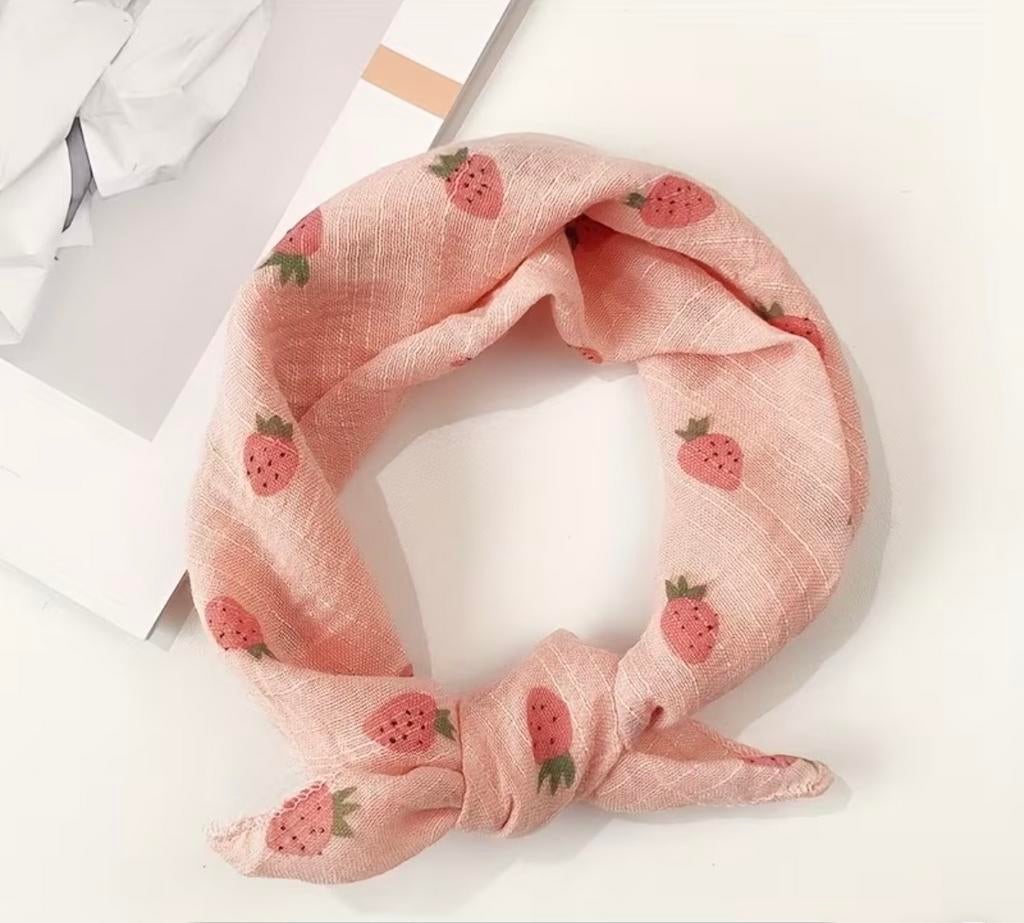 Leuk roze kinder sjaaltje met aardbeienprint, Kinderen en Baby's, Kinderkleding | Mutsen, Sjaals en Handschoenen, Meisje, Nieuw