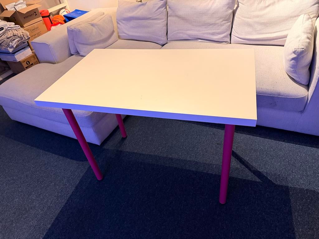 Witte tafel met roze poten 100x60cm, Huis en Inrichting, Tafels | Eettafels, Ophalen, Overige materialen, Gebruikt, Tot twee personen