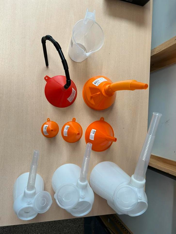 Partij : ( +/- 1650 ) Trechters, Maatbekers, Schenkkannen, Auto diversen, Autogereedschap, Nieuw, Ophalen of Verzenden