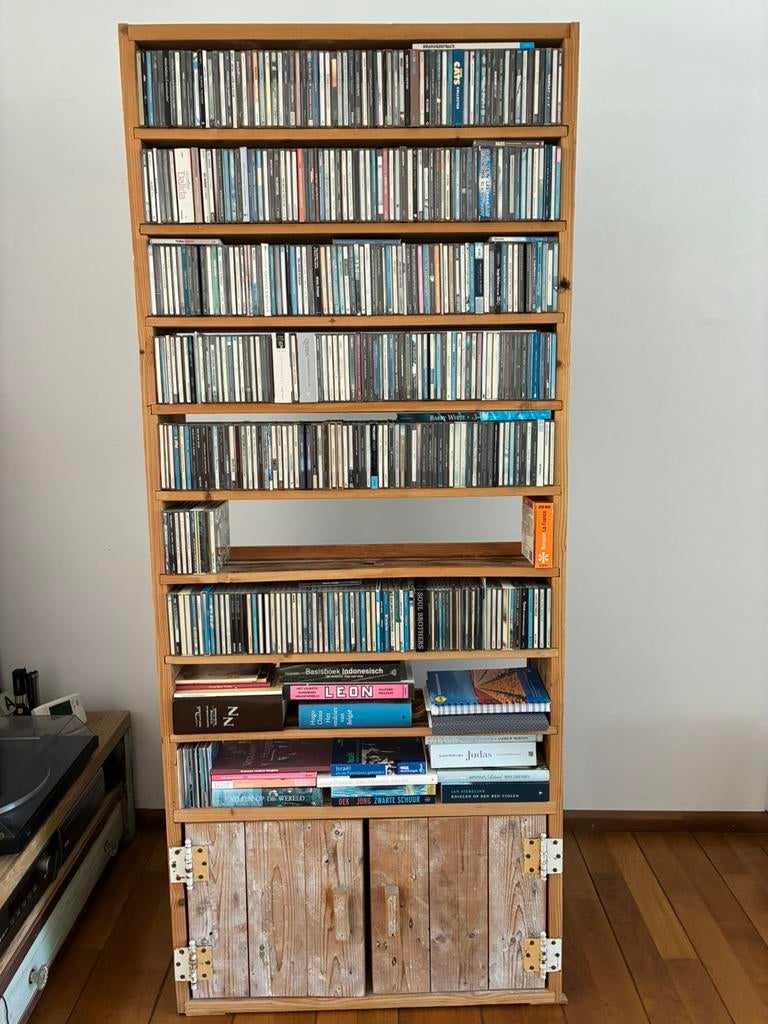 Oud grenen cd/boeken/verzamelkast, Vintage, 25 tot 50 cm, Gebruikt, Met deur(en)