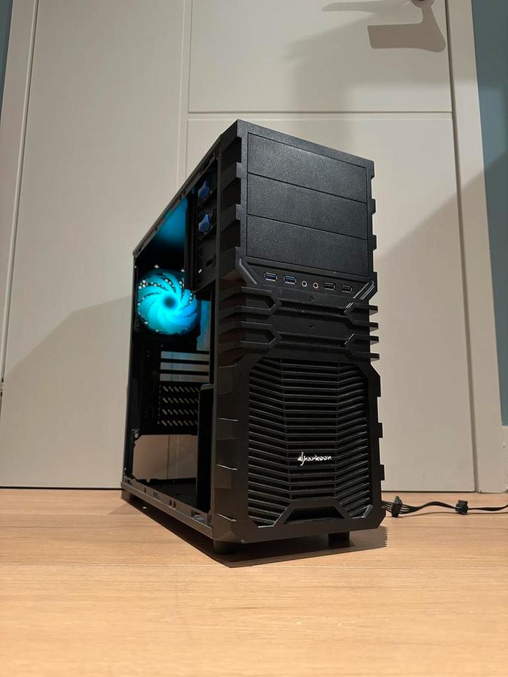 Sharkoon vg4 + 2x fans, Computers en Software, Computerbehuizingen, Zo goed als nieuw, Ophalen of Verzenden